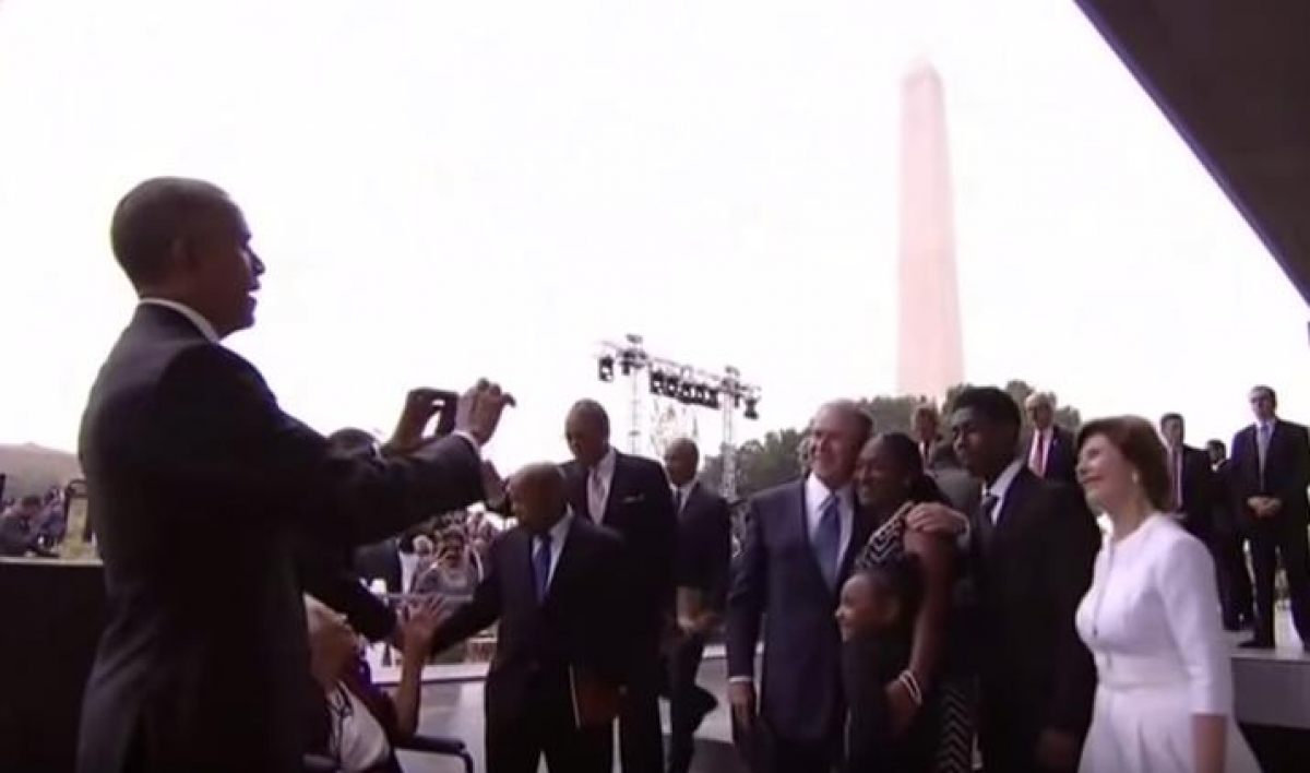 George W. Bush pide ayuda a Obama... para tomarse una foto