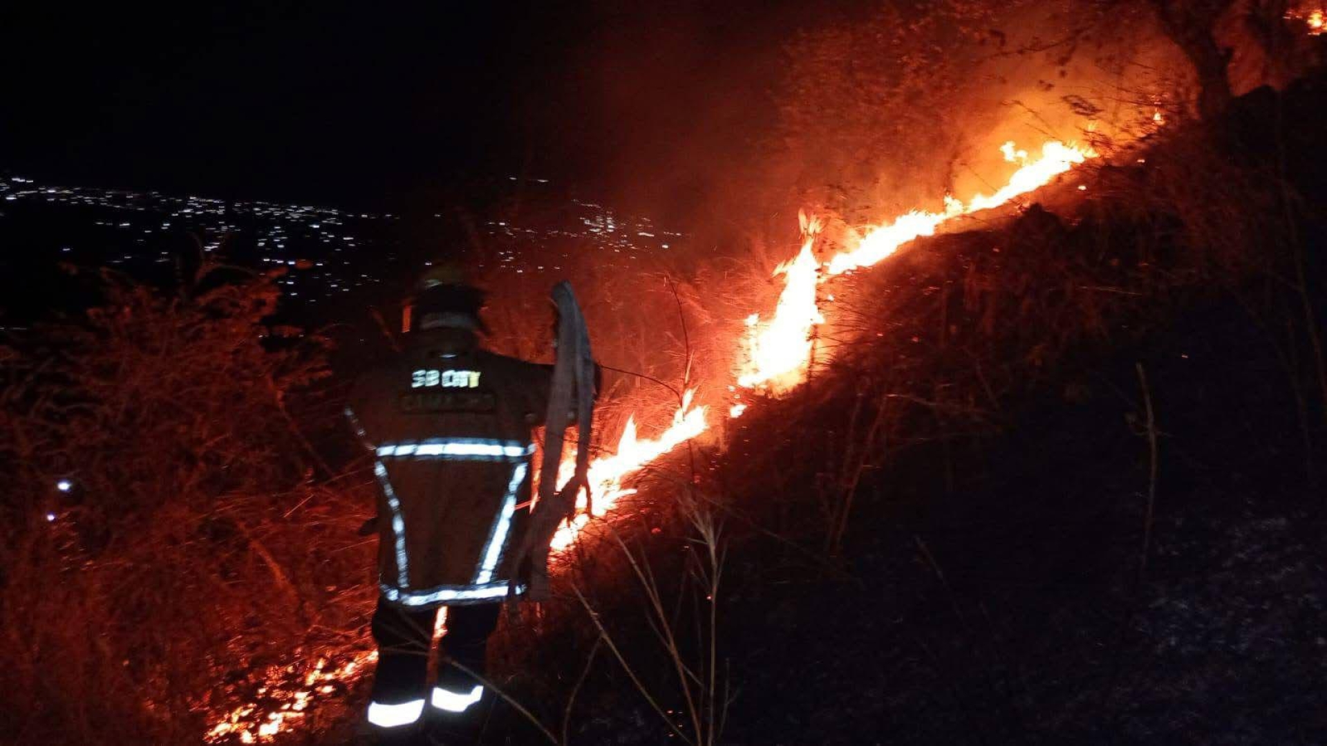 Controlan bomberos de Temixco incendio en 'Cerro de las tres cruces'