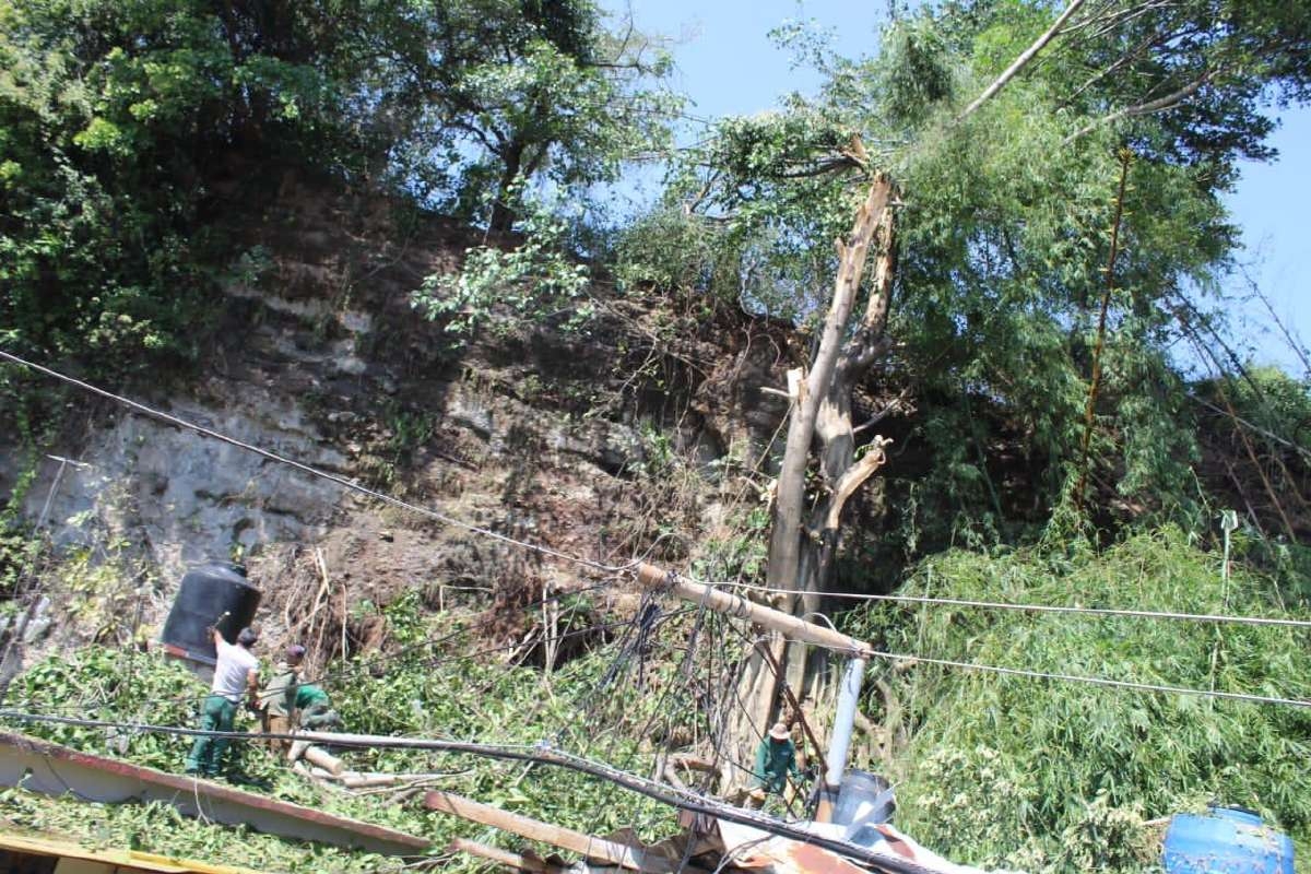 Notifican a familias que viven en zonas de riesgo