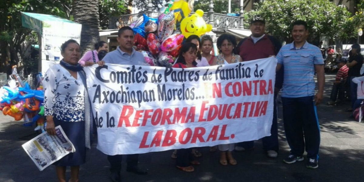 Protestan padres de familia de Axochiapan; exigen derecho de audiencia