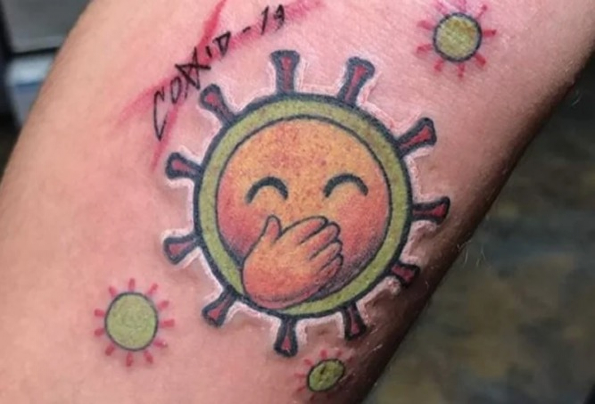 Sólo en México: Tamaulipeco se hace tatuaje de COVID-19