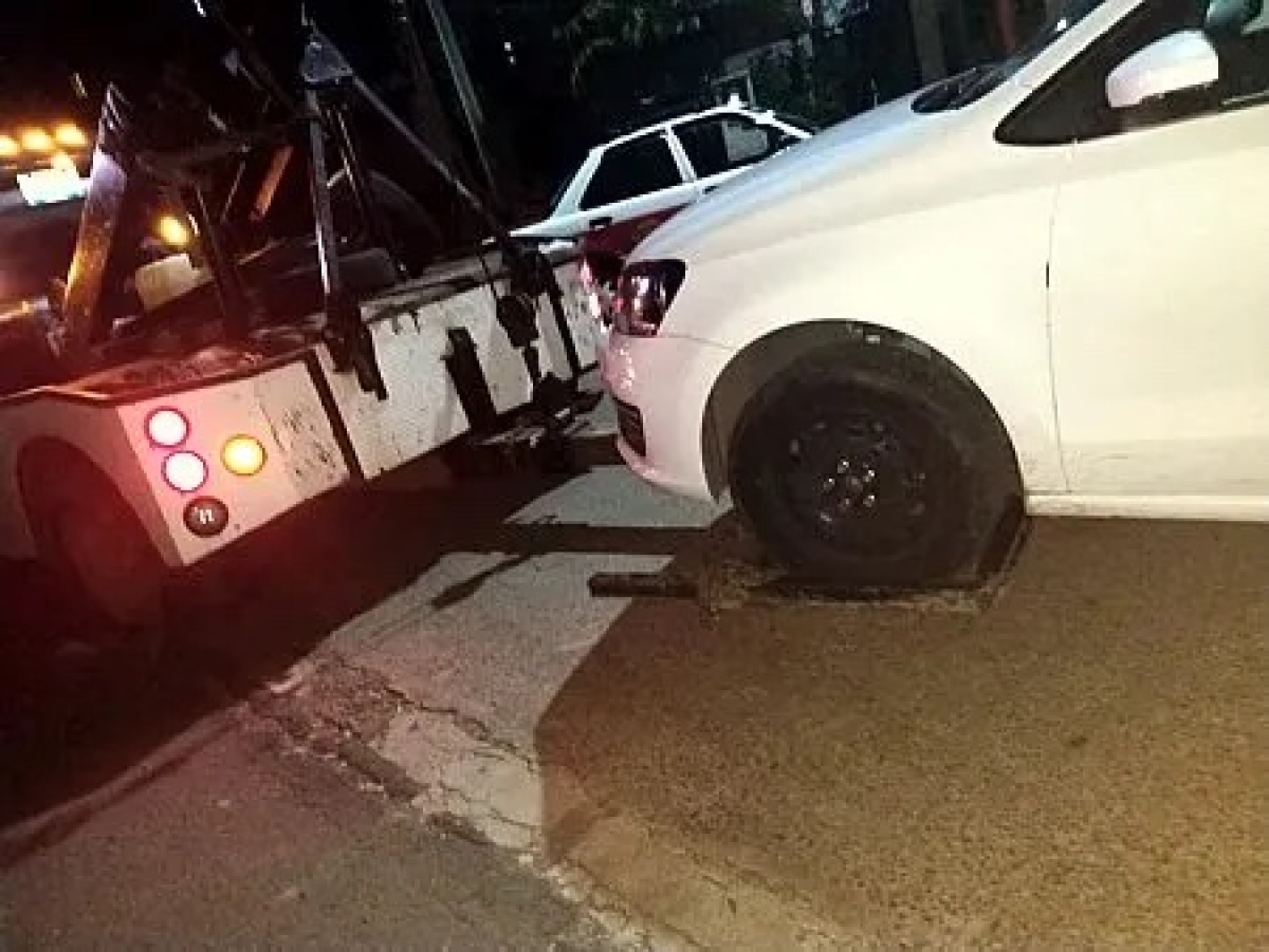 Abandonan un auto en Tlaquiltenango