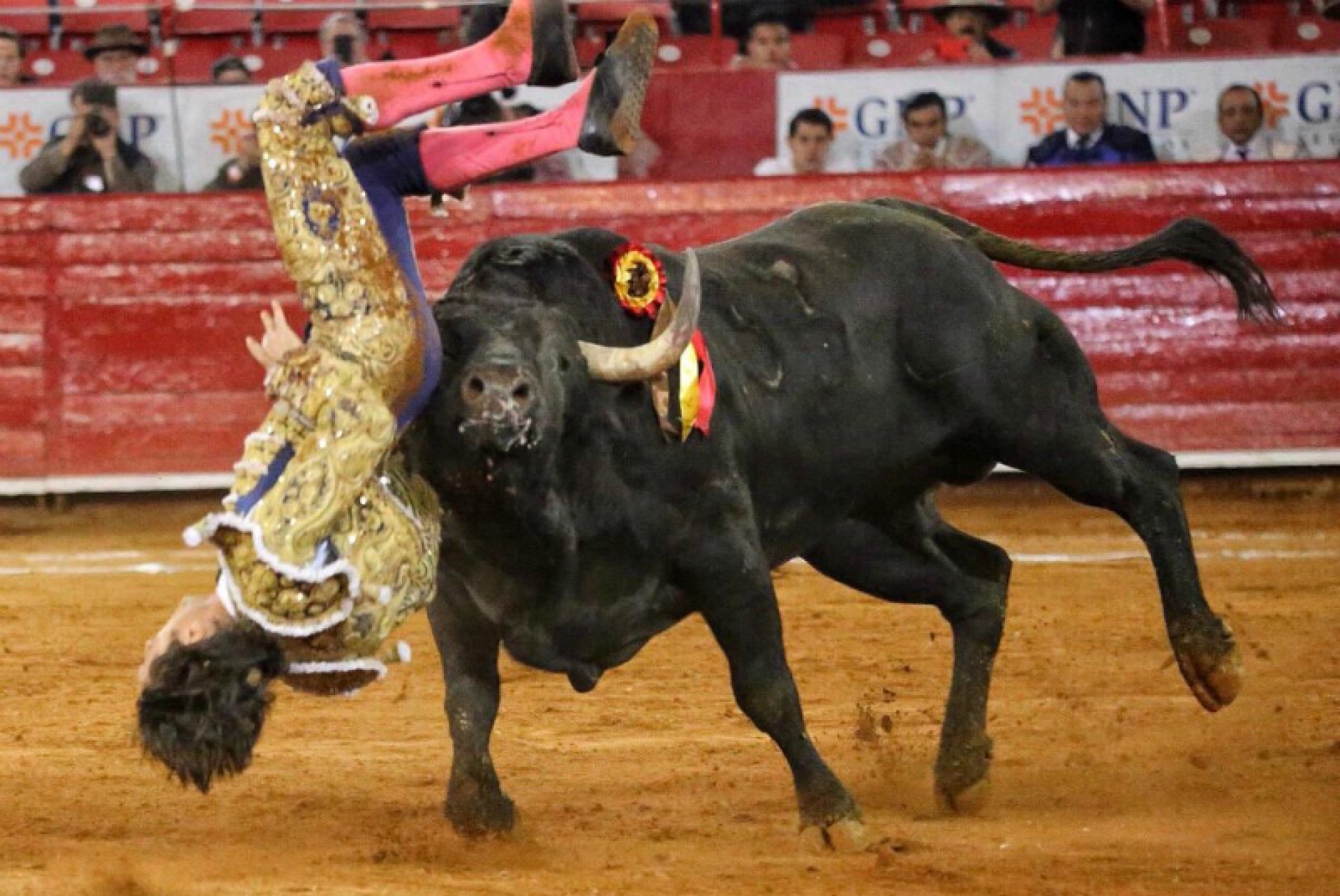 VIDEO: El matador Fabián Barba recibe cornadas en glúteo y escroto