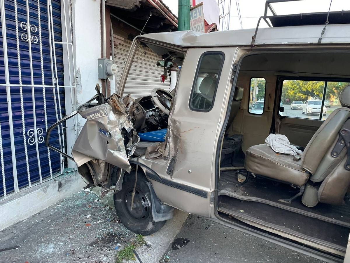 Terminó prensado en su combi durante un choque