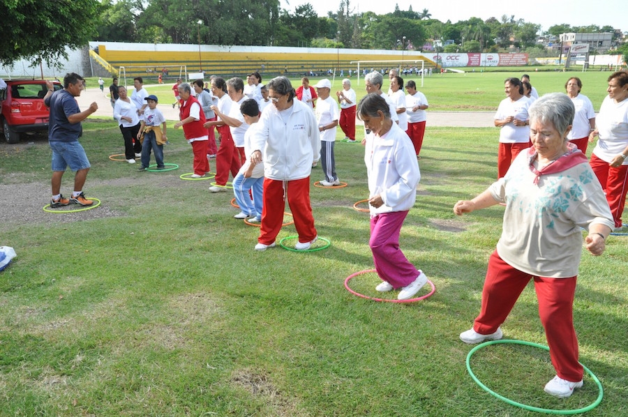 Realizan actividades artísticas y deportivas con personas de la tercera edad