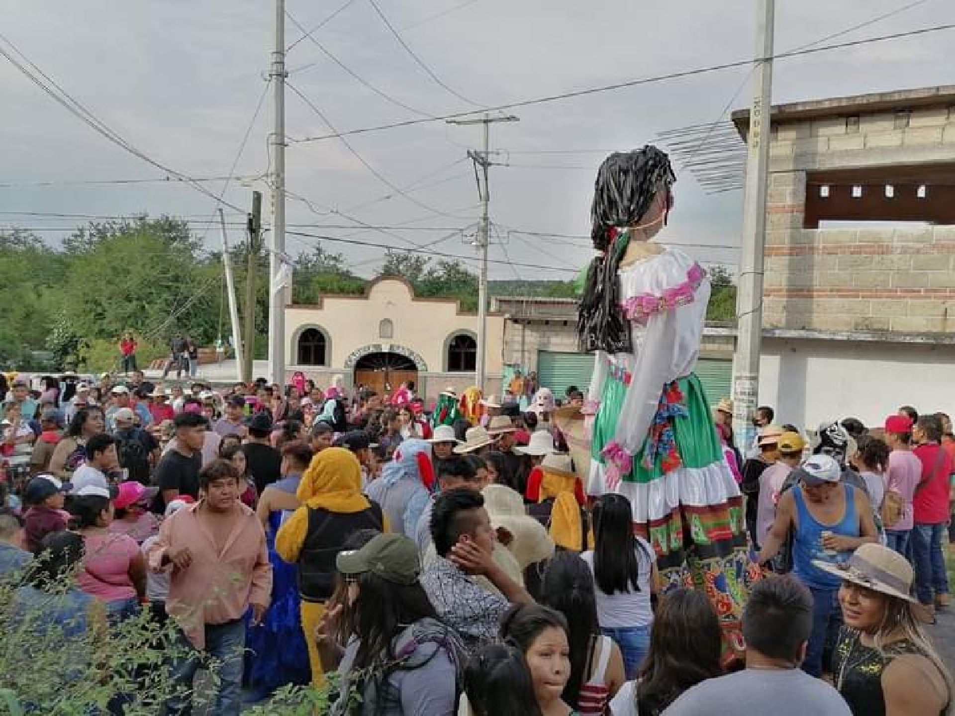 Pese a suspensión de festejos, realizan mojiganga en Coatetelco