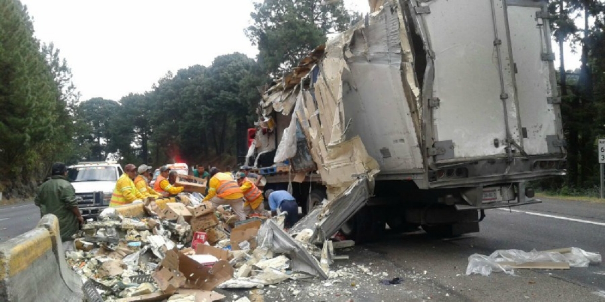 Vuelca camión que transportaba frutas en la autopista México-Cuernavaca