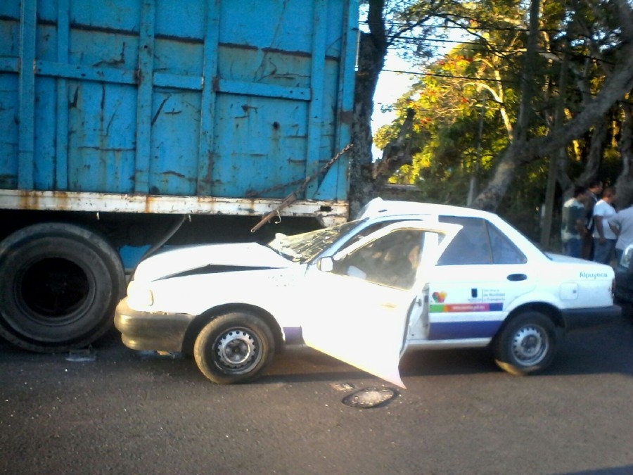 Choca taxi contra camión estacionado