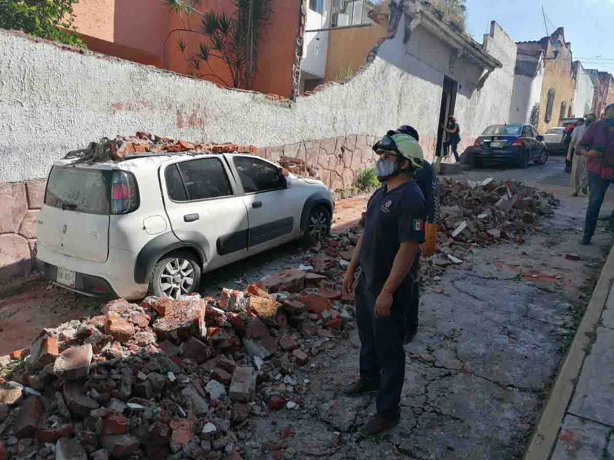 Cae barda sobre tres vehículos en Cuernavaca