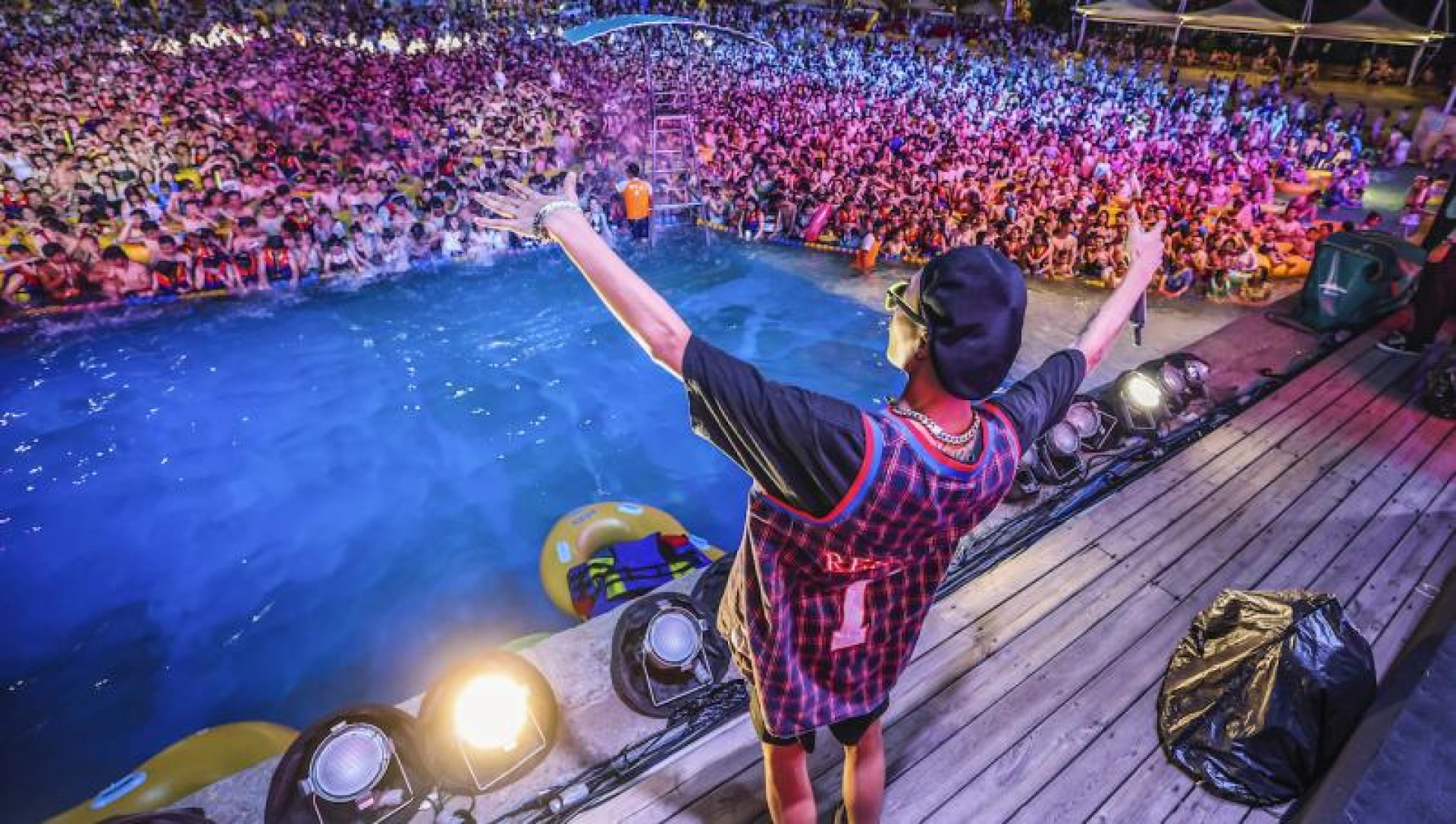 Acuden miles a fiesta de música electrónica en Wuhan