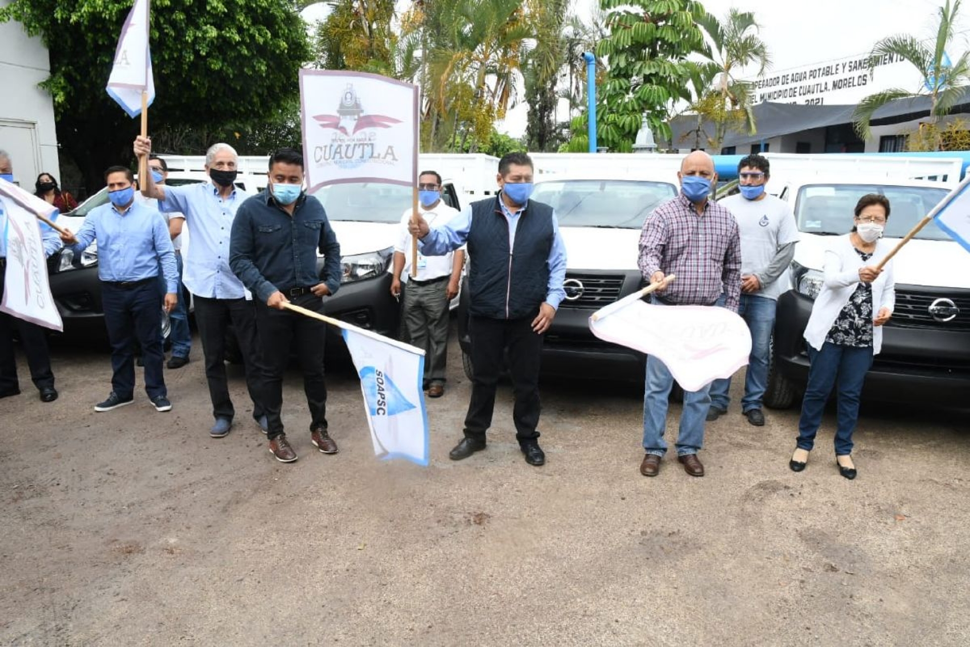 Entrega alcalde de Cuautla cinco camionetas al SOAPSC