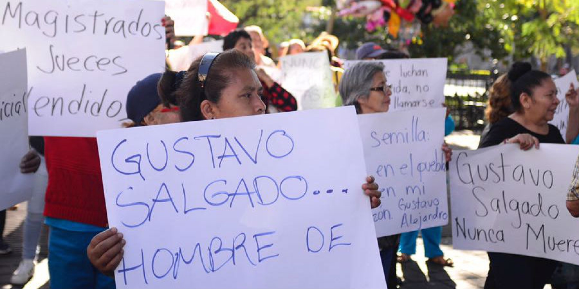 Marchan integrantes de la asociación cívica 'Gustavo Salgado Delgado', en Cuernavaca