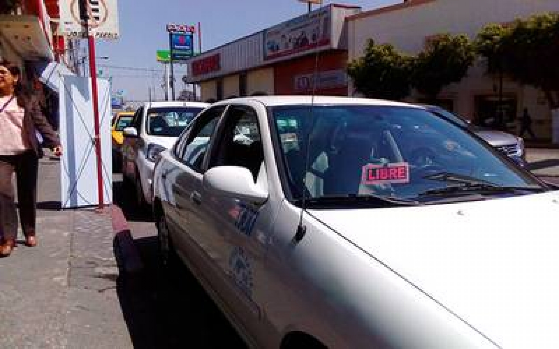 En este mes deben salir de circulación dos mil 400 taxis viejos