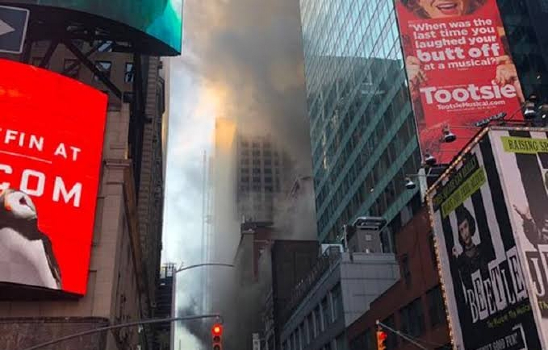VIDEO: Incendio en rascacielos de Times Square deja tres heridos