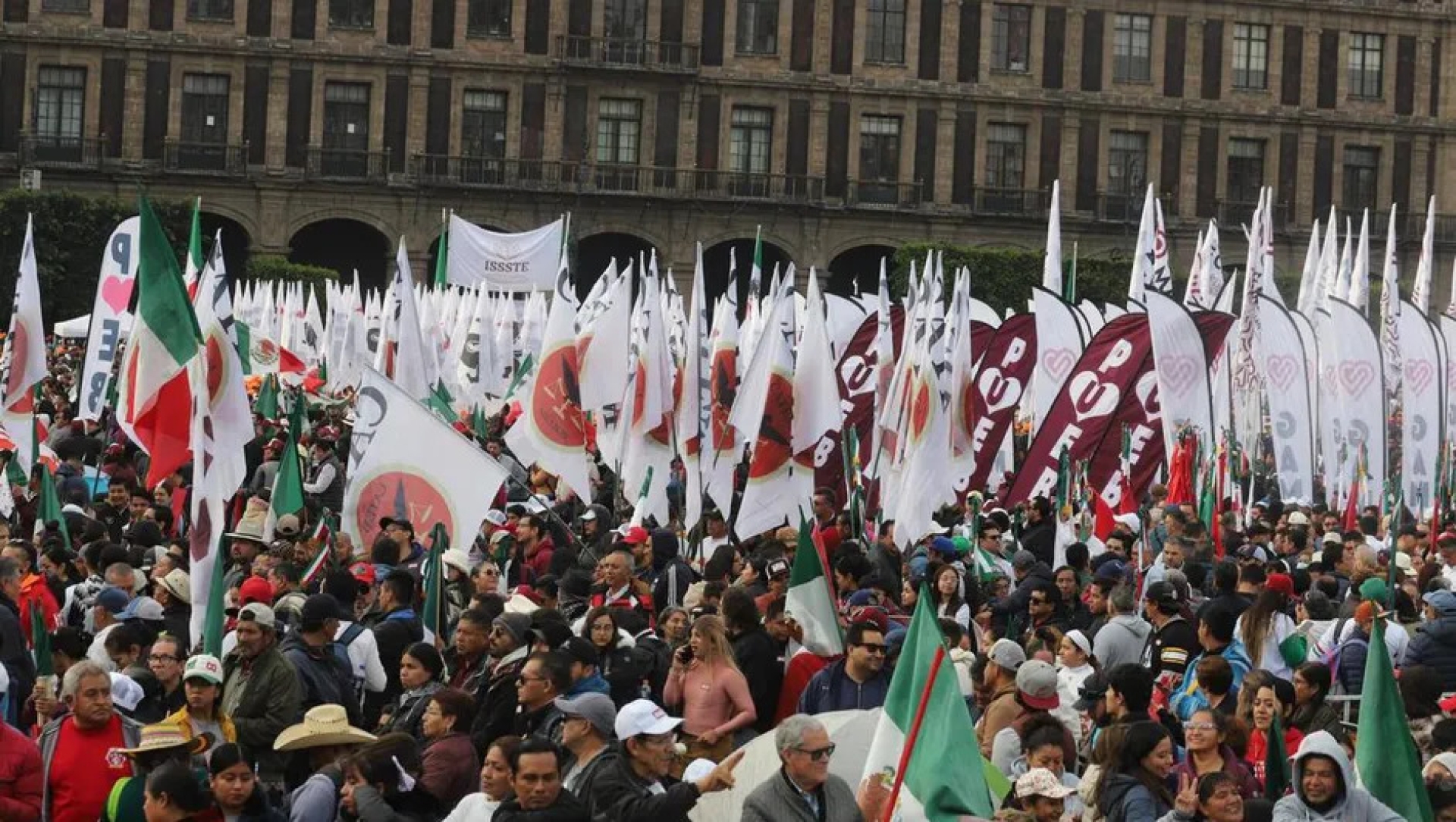 Asistentes comienzan a llegar al Zócalo para mitin convocado por Sheinbaum