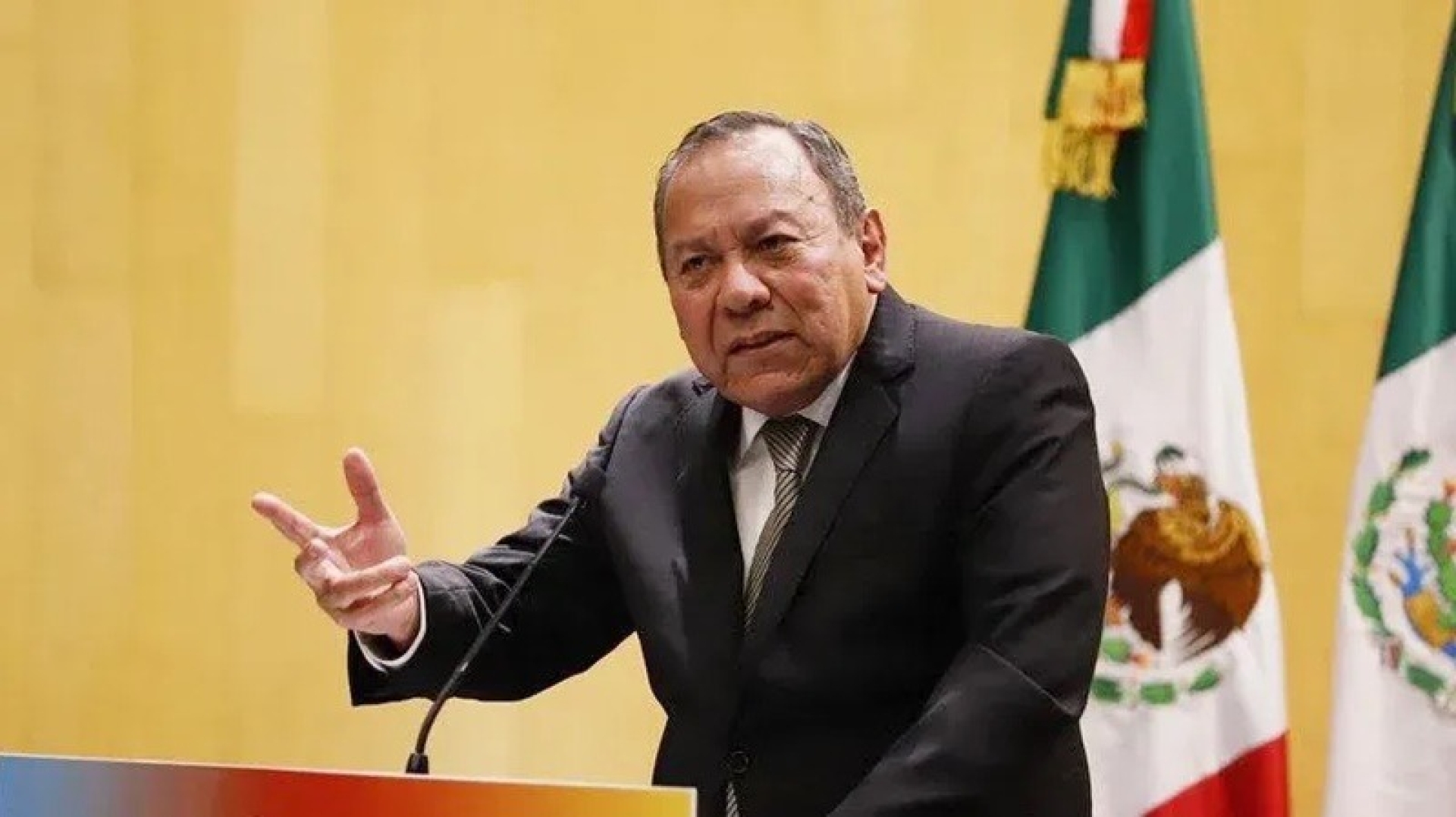 Zambrano pide a senadores del PRD 'no traicionar' al partido por apoyar a Morena