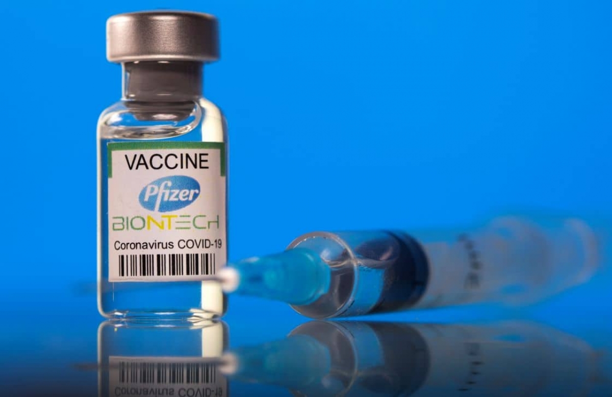 Pfizer analiza aplicar refuerzo a vacunados contagiados de COVID-19