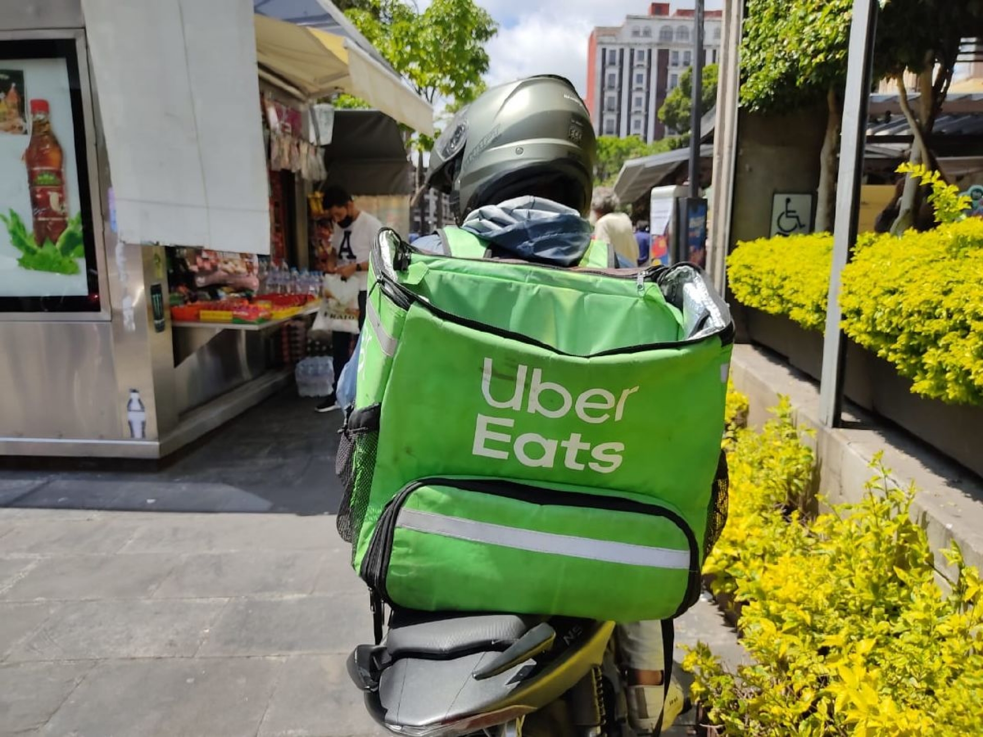 Sus ingresos como repartidor de comida disminuyeron por el cierre de negocios