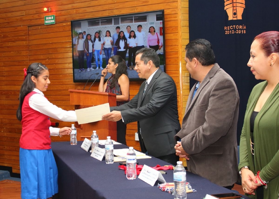 Entrega UAEM reconocimientos a ganadores de concursos estatales de física 2017