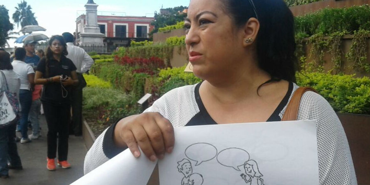 Reciben padres de familia guías de trabajo para que estudiantes avancen en casa