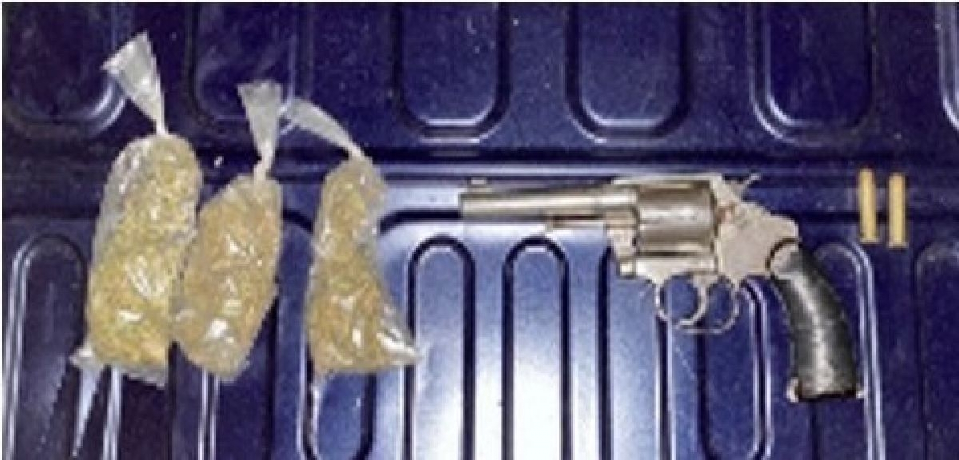 Arrestan a individuo armado y con droga en Mazatepec