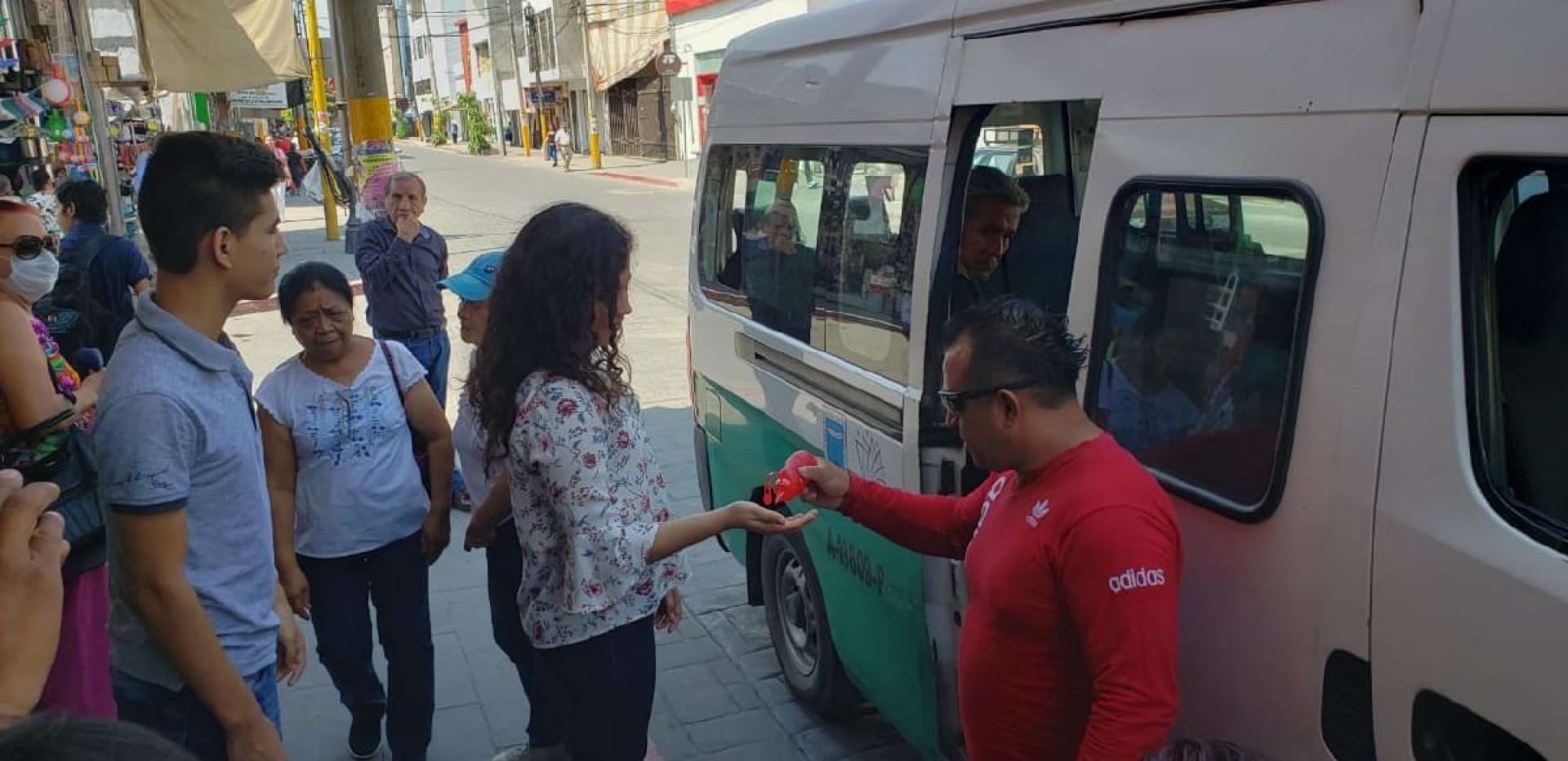 Distribuyen gel antibacterial entre transportistas de Jojutla