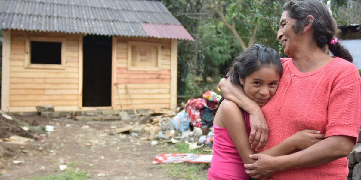 Construyen comuneros casas de madera para damnificados, en Tetela del Volcán