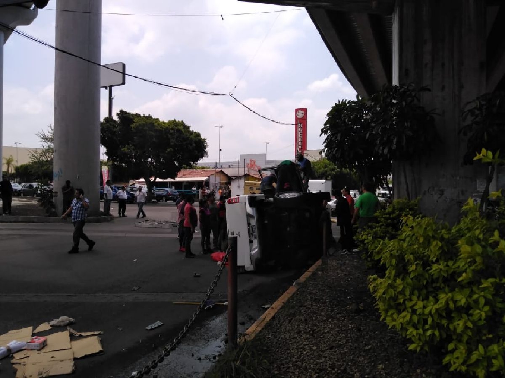 Choque entre dos camionetas deja un herido