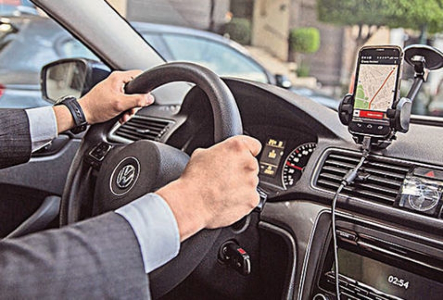 Usuarios prefieren Uber al servicio de taxis tradicional