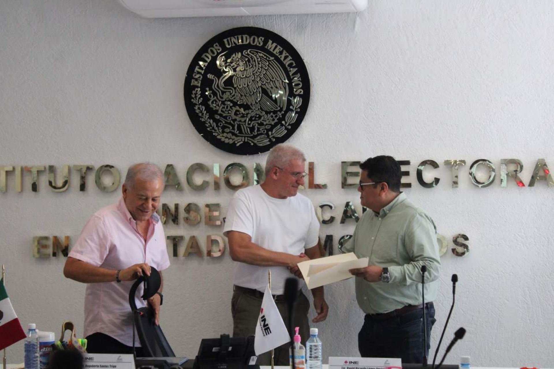 Entrega el INE acreditaciones de observadores a la Canaco