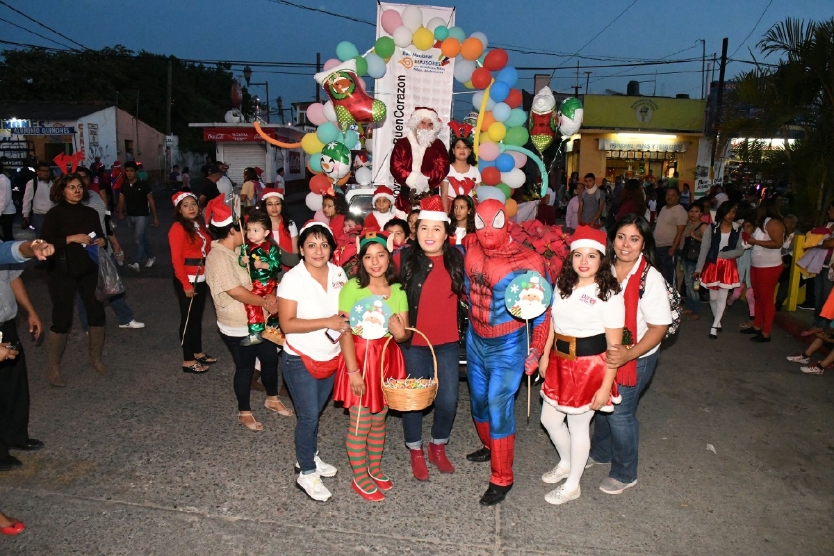 Miles de cuautlenses asistieron al desfile navideño 2016