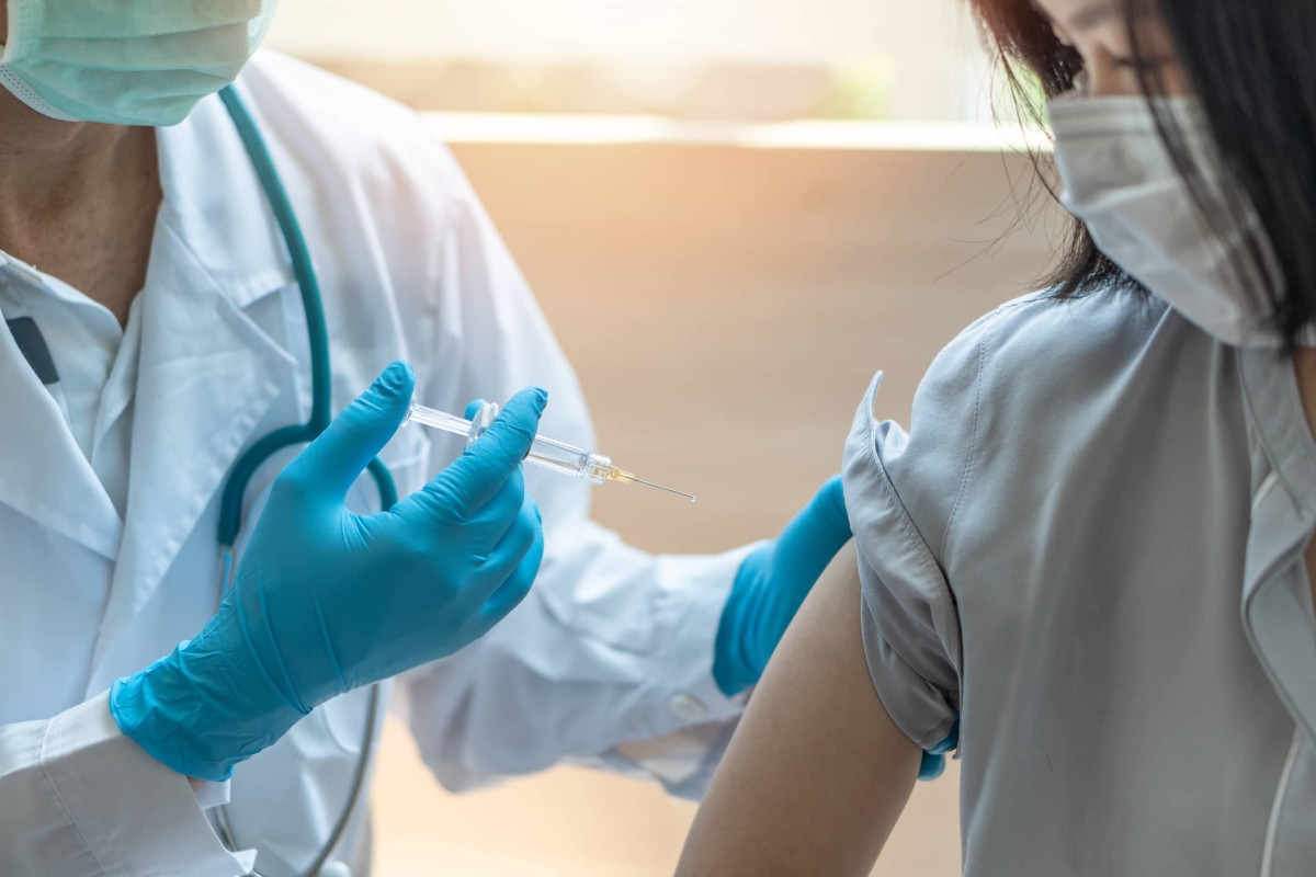 Personal de salud también recibirá vacuna COVID de refuerzo