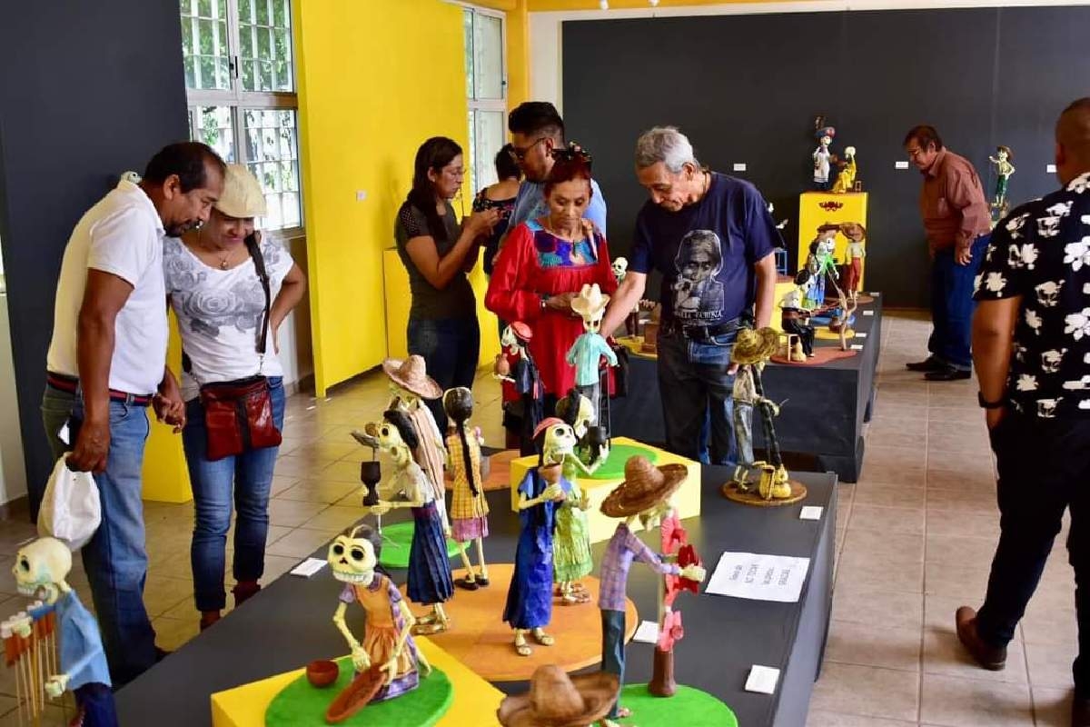 Inauguran exposición de calacas de cartón en Coatlán del Río