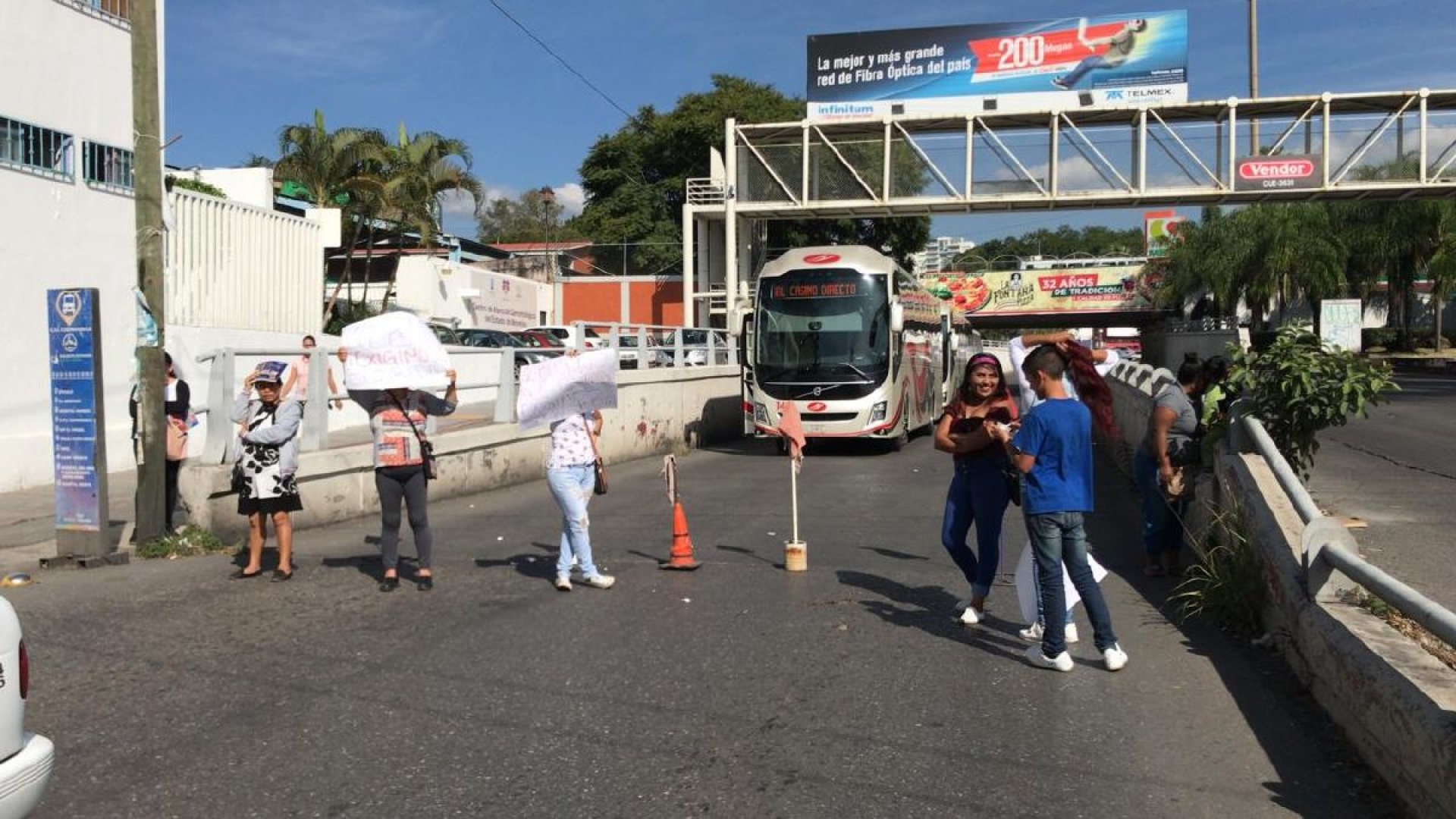Por la inseguridad, padres de familia cerraron la avenida Plan de Ayala