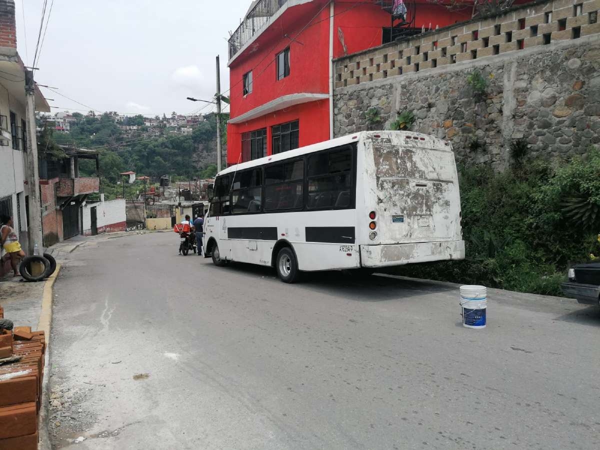 Impactó dos vehículos para no atropellar a un niño