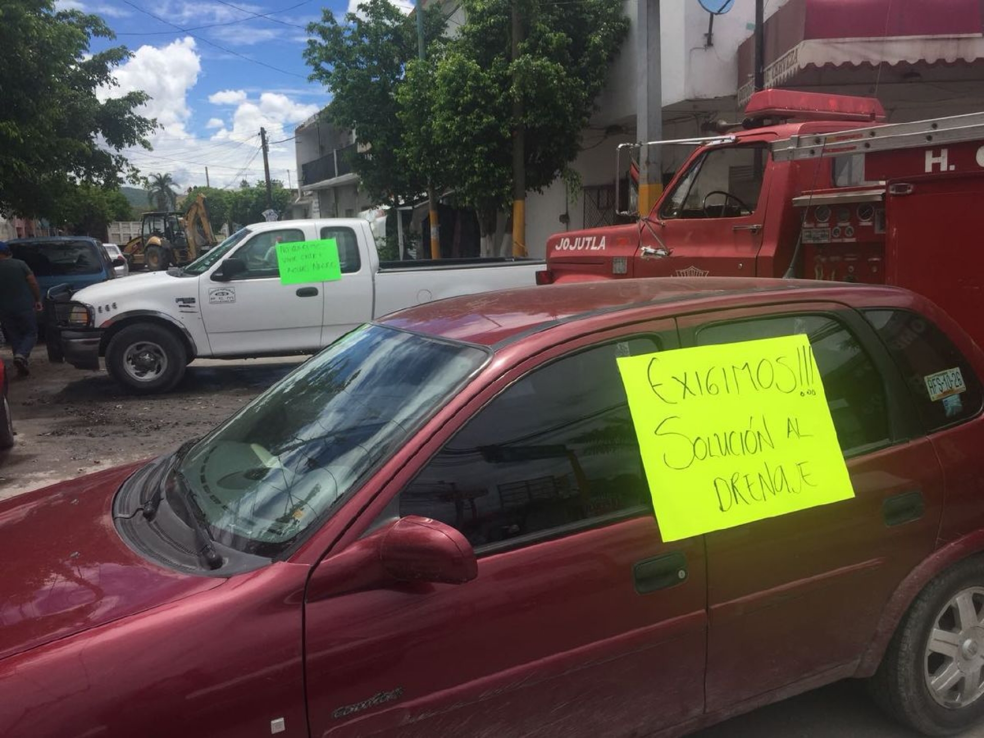 Se desbordan aguas negras en calle de Jojutla