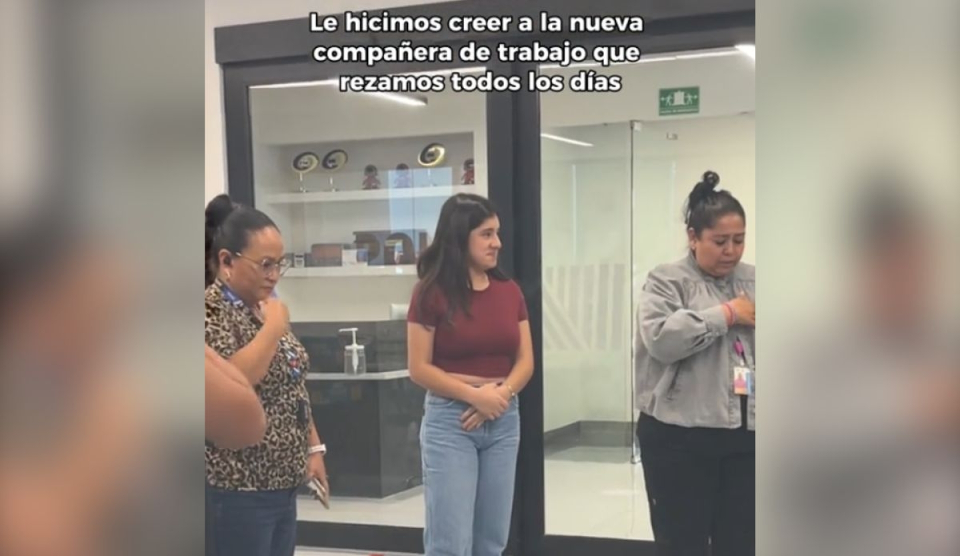 Empleados se vuelven virales tras fingir oración para sorprender a nueva compañera
