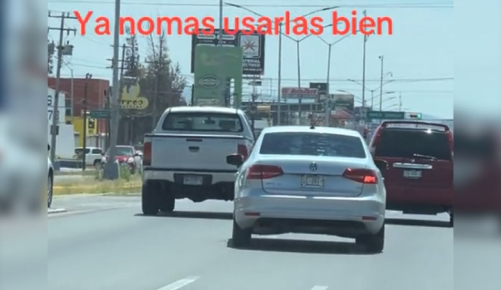 VIRAL: Conductor circula con direccionales al revés en la avenida Tecnológico