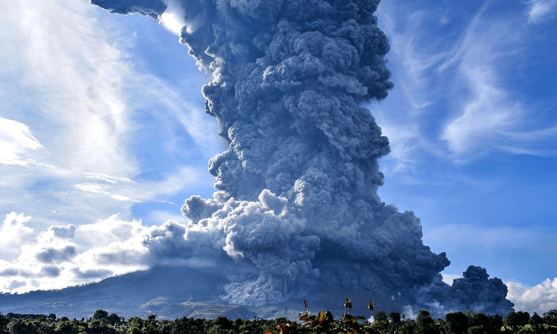 Mira aquí las impresionantes fotos de la erupción del volcán Sinabung en Indonesia