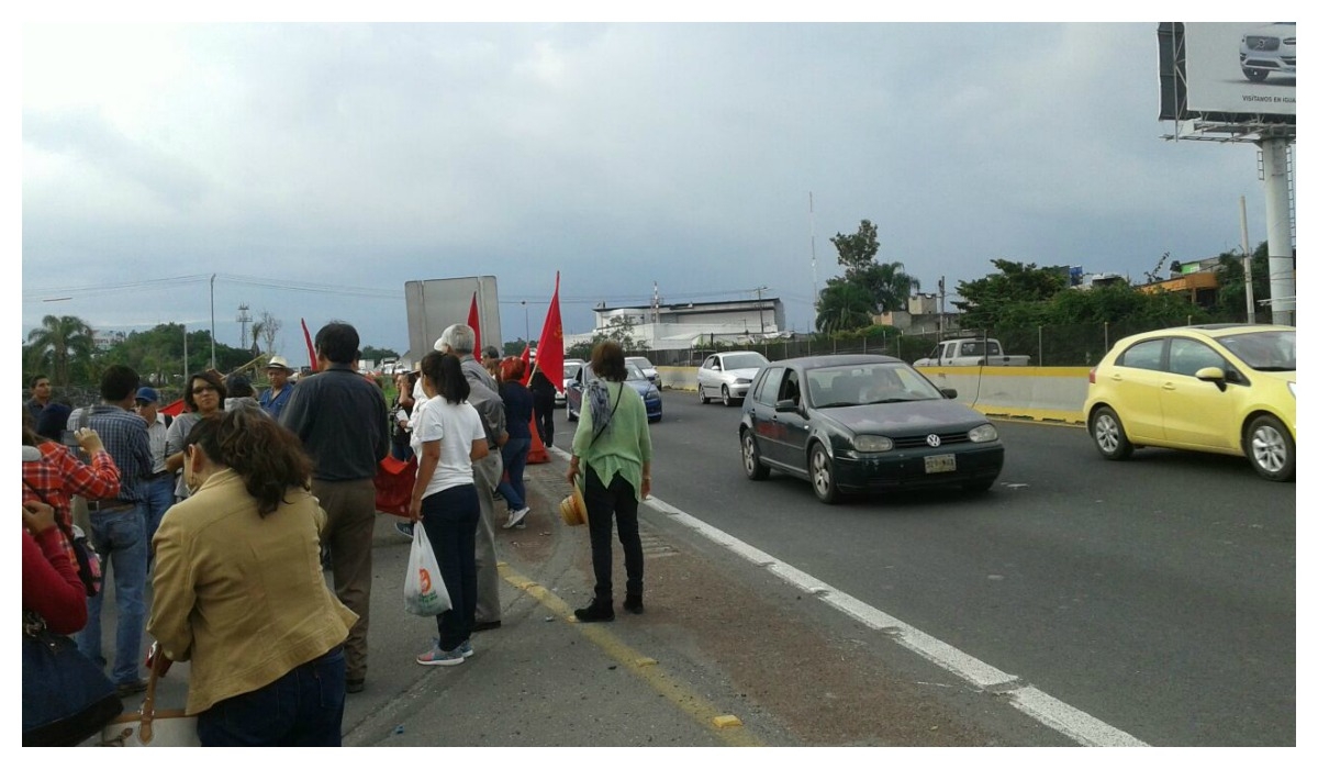 Acaba el bloqueo de la autopista; profesores se retiran
