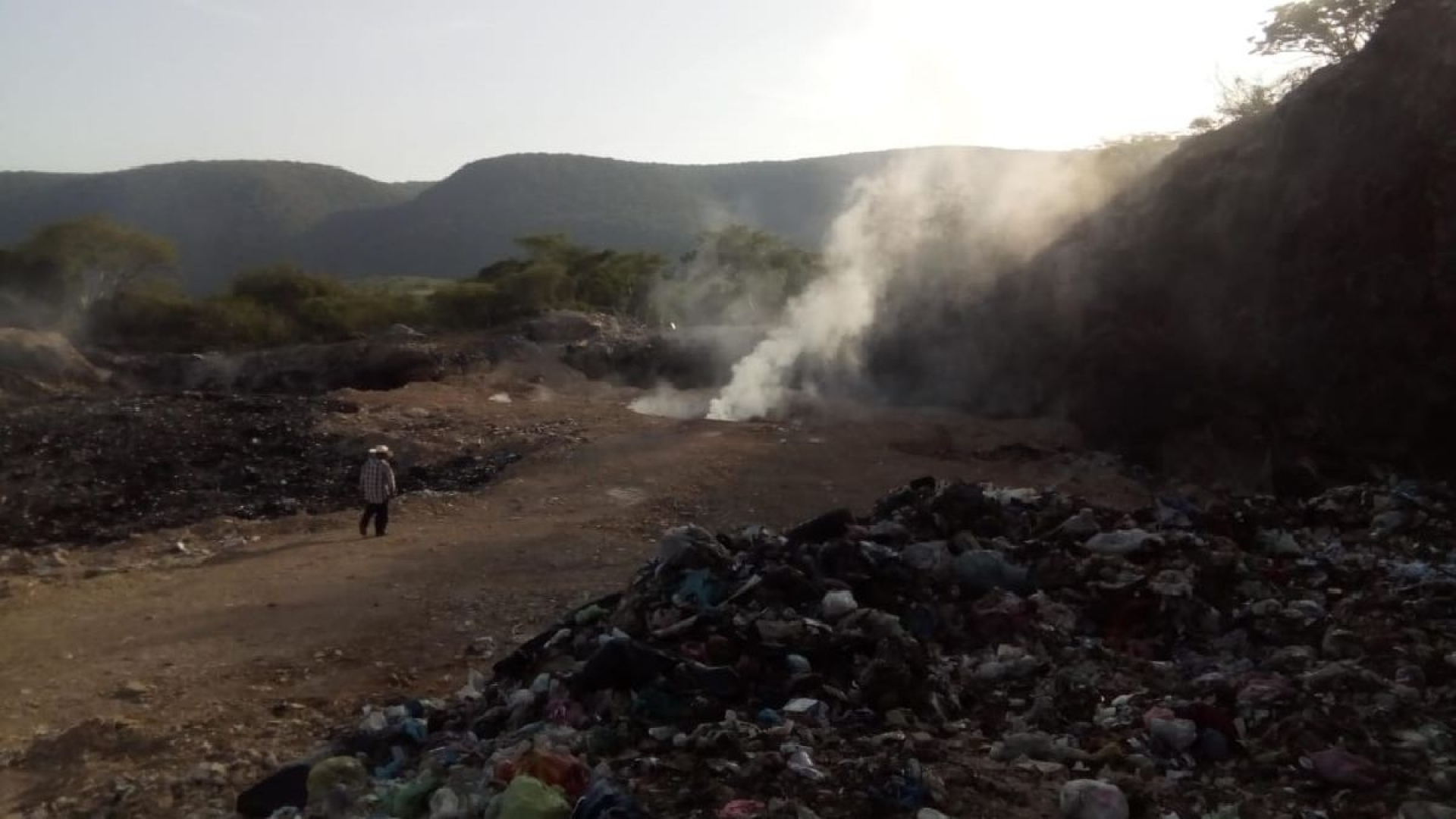 Continúa el incendio en el basurero de Las Carpas