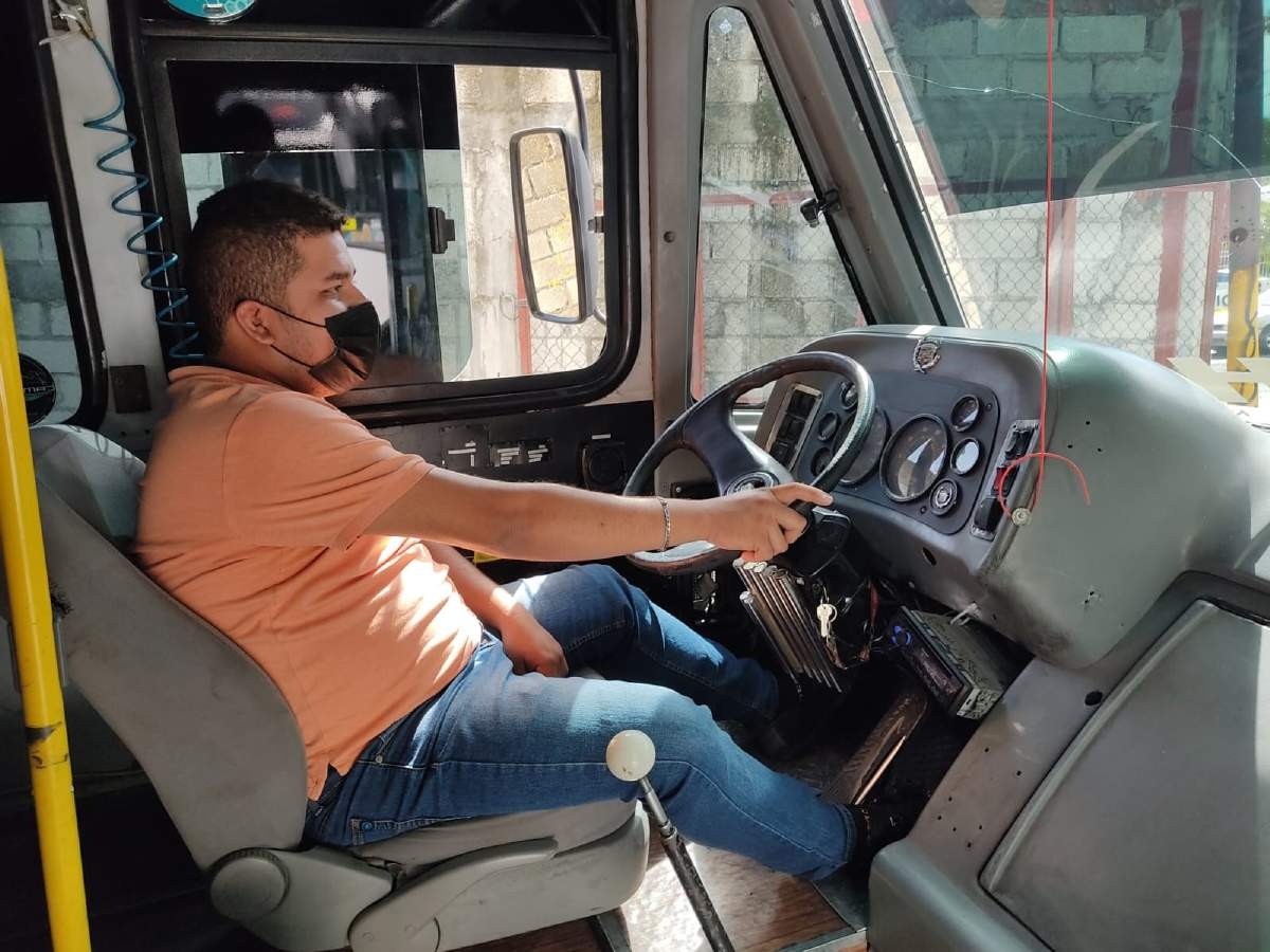 Dejó sus estudios para trabajar como chofer