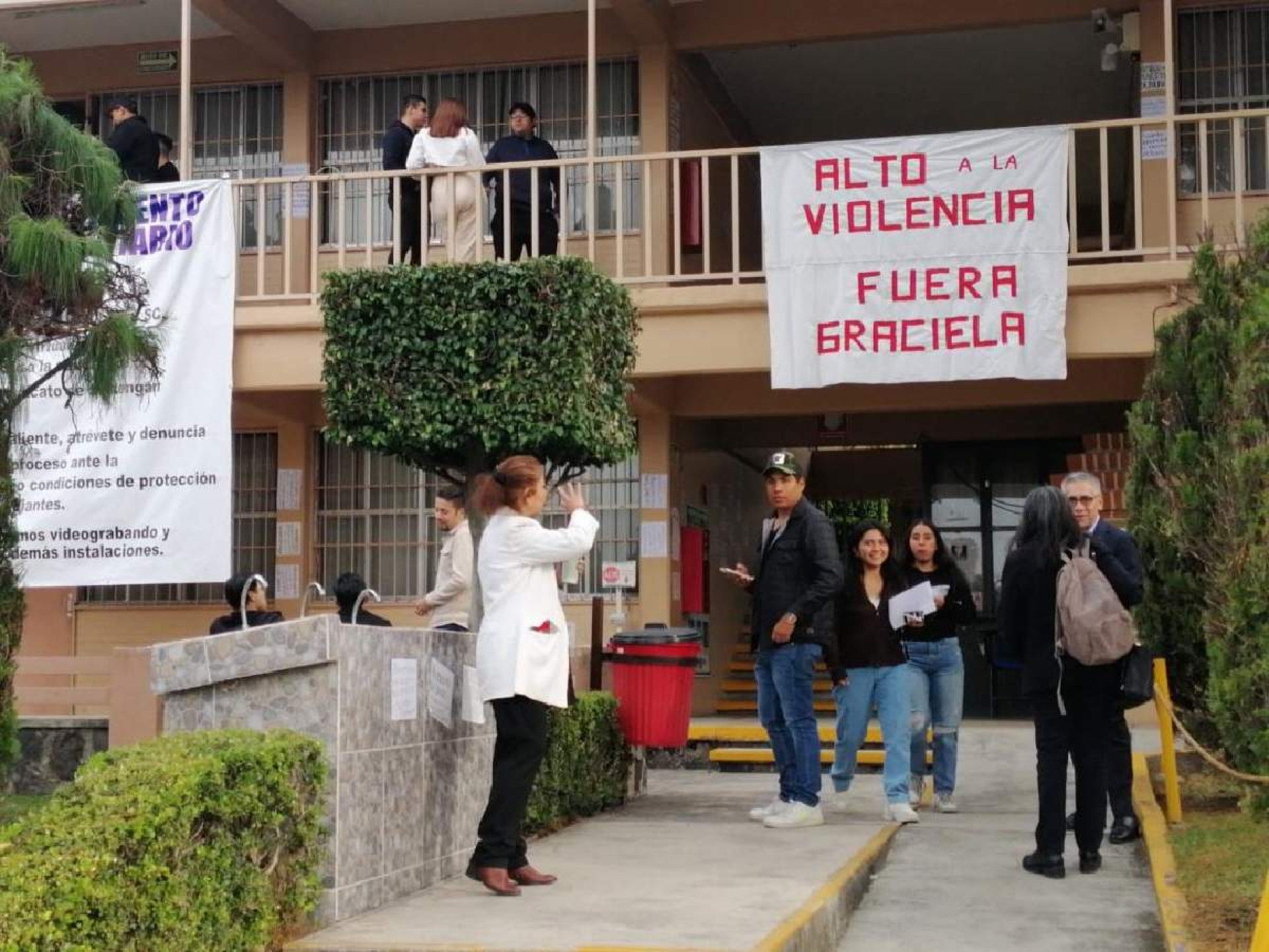 Niegan suspensión a la depuesta directora de la FDyCS