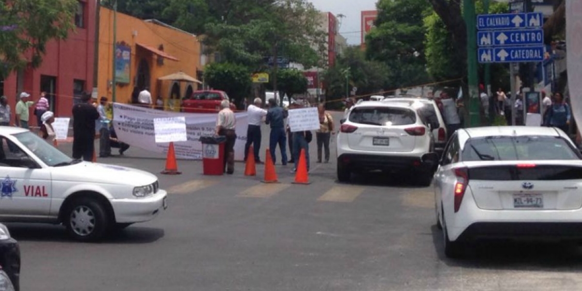 Amenazan trabajadores jubilados del SAPAC con toma de oficinas; bloquean avenida