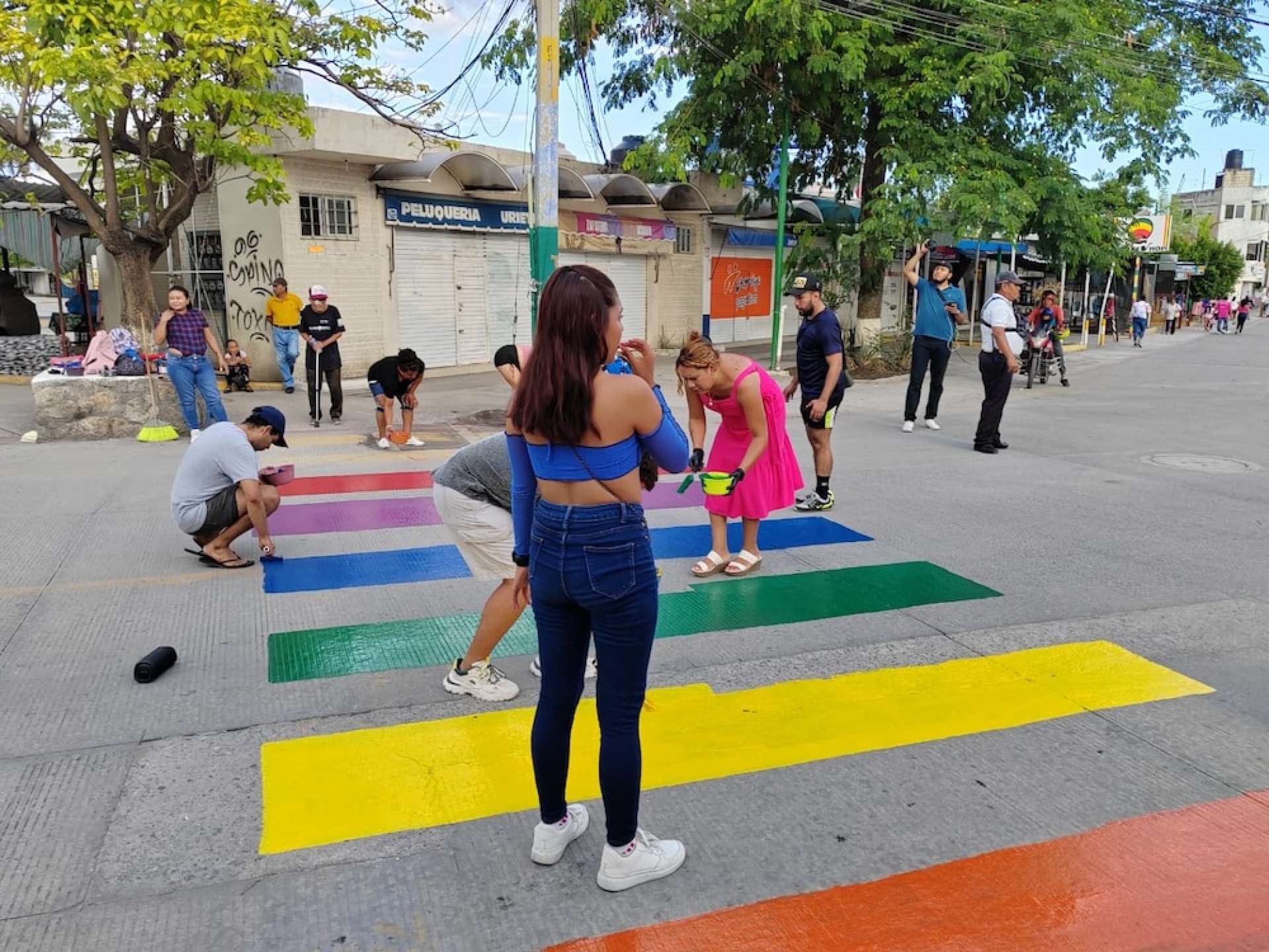 Pintan paso peatonal por el orgullo LGBT+ en Zacatepec