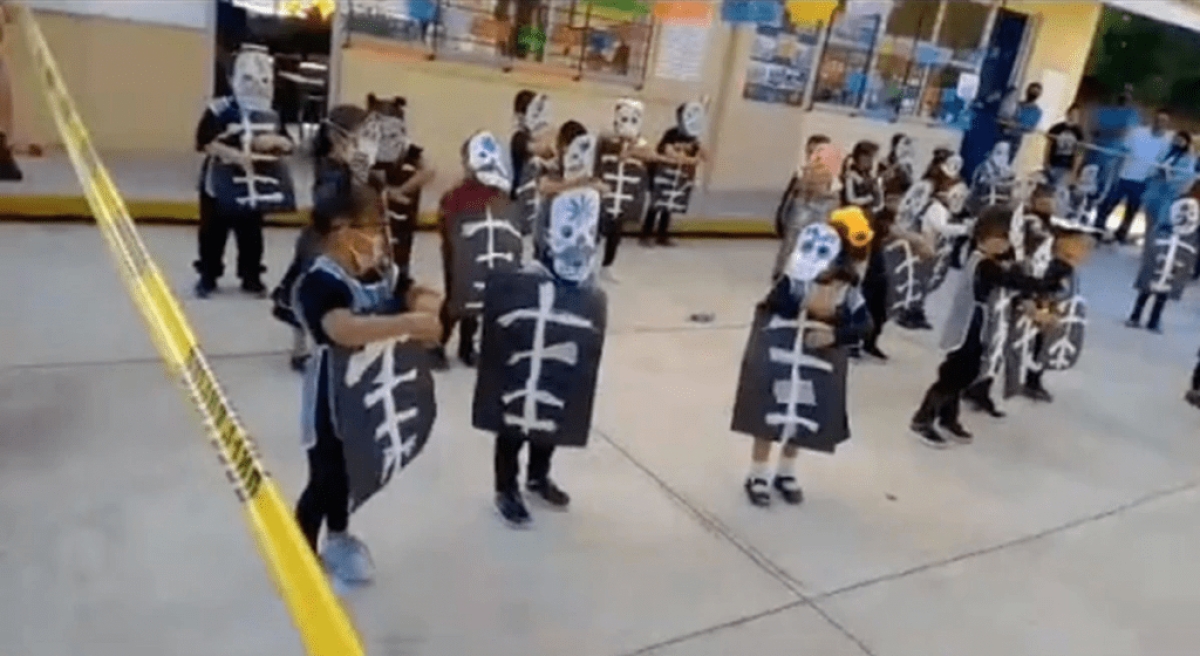 ¡Ni adiós dijo! Niño se queda dormido en pleno bailable
