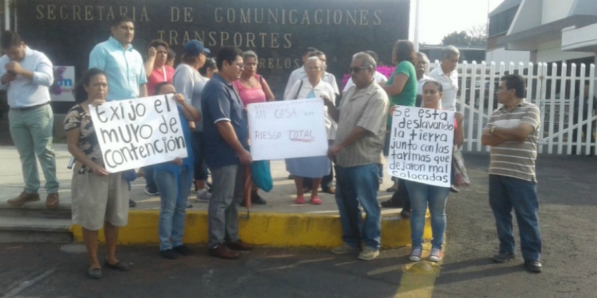Vecinos de diferentes colonias se manifiestan en la SCT; demandan reparación de daños por el paso exprés