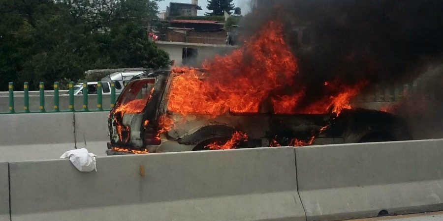 Se incendia camioneta en el libramiento Cuernavaca