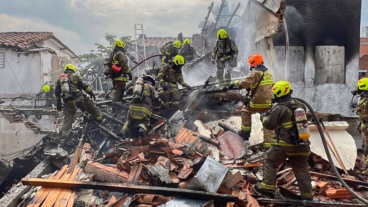 Avioneta se estrella contra edificio residencial en Medellín; deja 8 muertos
