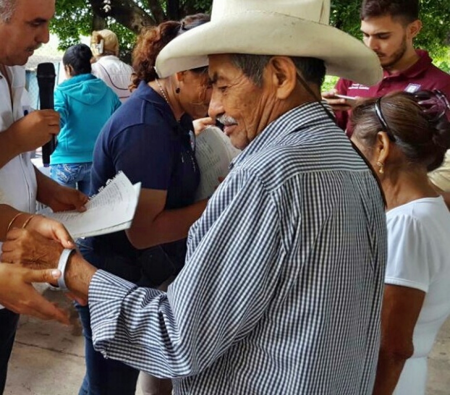 Distribuyen pulseras que permiten localizar a ancianos que se extravíen